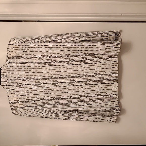 An evening jacket with white as the dominant color. Cardigan front long sleeves - Picture 5 of 5